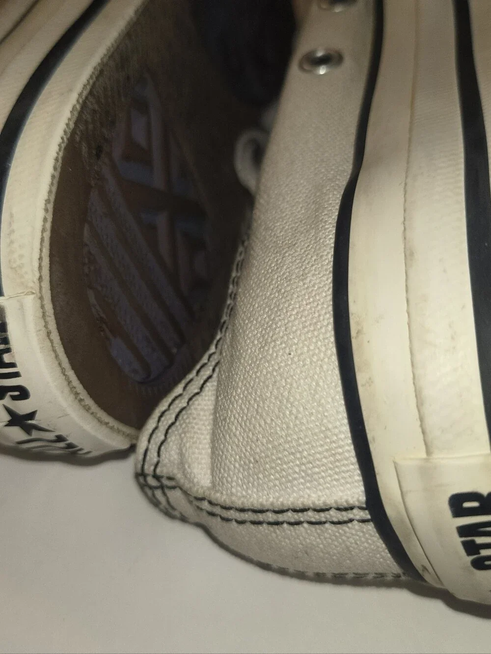 White Converse Chuck Taylor Sneakers / Youth 2.5 / EUR 34